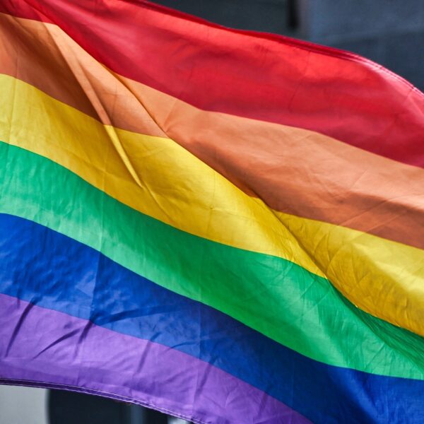 Eine Regenbogenflagge